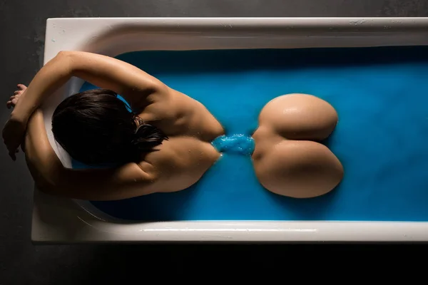 Гола брюнетка у ванній з високим кутом зору — стокове фото