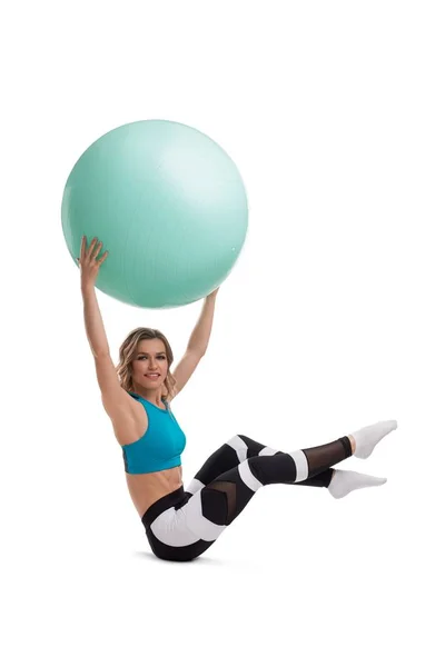 Mujer haciendo ejercicio con fitball tiro aislado — Foto de Stock