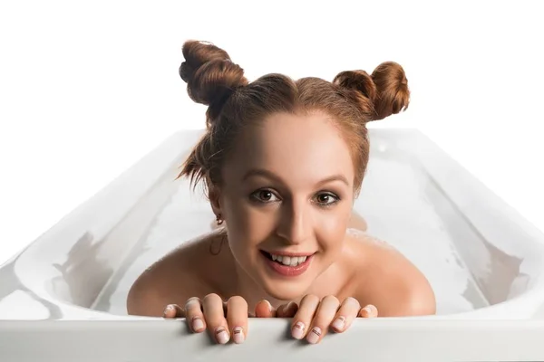 Досить оголена дівчина в пінопластовій ванні ізольований вид — стокове фото