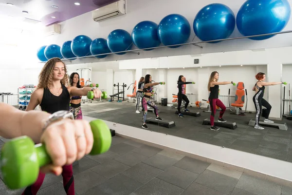 Jonge vrouwen trainen in een sportschool bekijken — Stockfoto