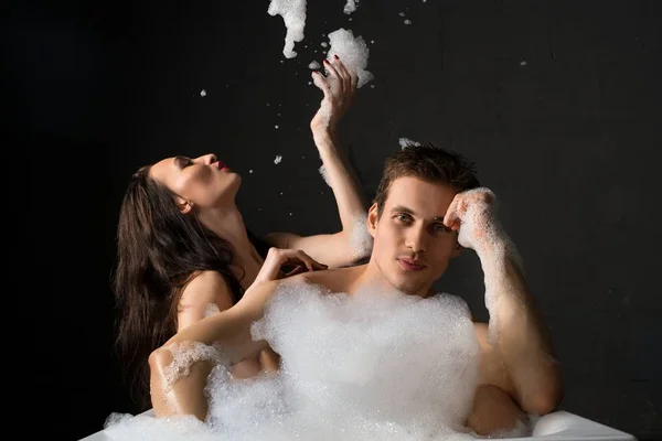 愉快的年轻夫妇一起洗澡射击 — 图库照片