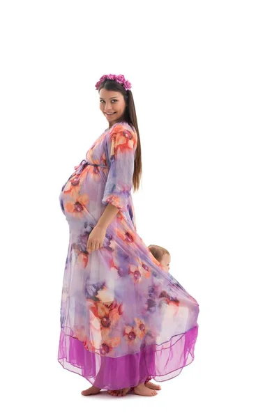 Красивая беременная девушка в длинном платье профиль снимок — стоковое фото