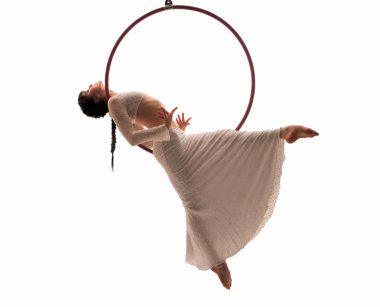 Halka üzerinde dans Barefoot kadın 