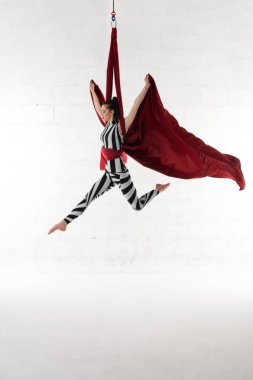 İnce kadın bez görünümünde nazikçe egzersiz