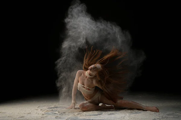 Молодая блондинка в повязке в пылевом облаке — стоковое фото