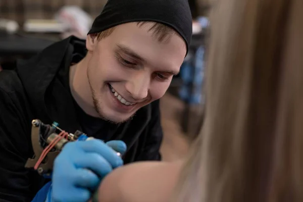 İş atışında enstrüman ile mutlu dövme ustası — Stok fotoğraf