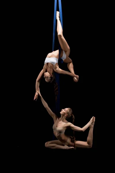 Gimnastas delgados bailando con correas de tela —  Fotos de Stock