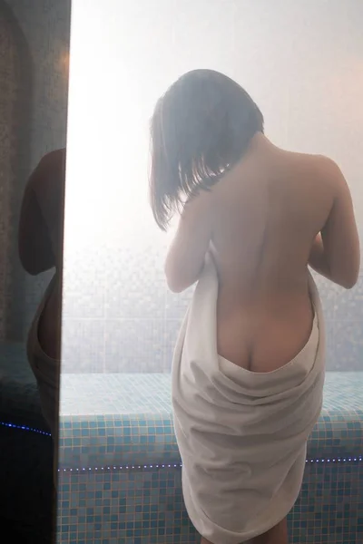 Morena desnuda en sauna vista trasera — Foto de Stock