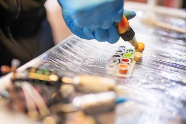 Bir salon çekim masada Dövme renkleri