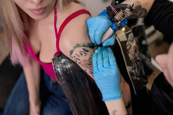 Tattoo Master met instrument op het werk schot — Stockfoto