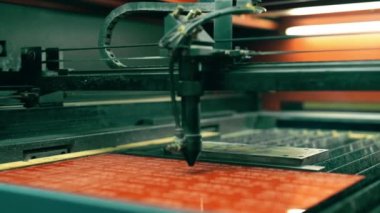 Çalışan lazer graving ekipmanlarının görünümü