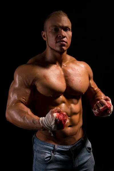 Shirtless musculoso fisiculturista tiro no escuro — Fotografia de Stock