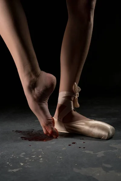 Балетные танцевальные ножки в пуантах и без кадра — стоковое фото