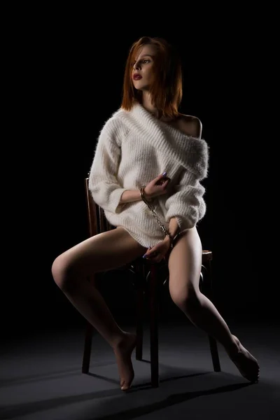 예쁜 섹시한 소녀 에 수갑 과 스웨터 샷 — 스톡 사진