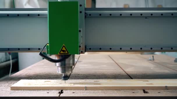 Máquina de grabado tallado de madera con la ayuda de la persona — Vídeos de Stock