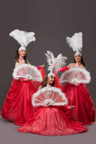 Meninas em vestidos de baile vermelho tiro — Fotografia de Stock
