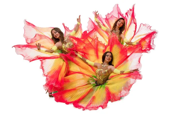 Renkli sanatsal elbiseler içinde dansçılar vurdu — Stok fotoğraf