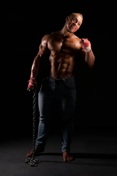 Masculino muscular con cadena mirando hacia otro lado — Foto de Stock