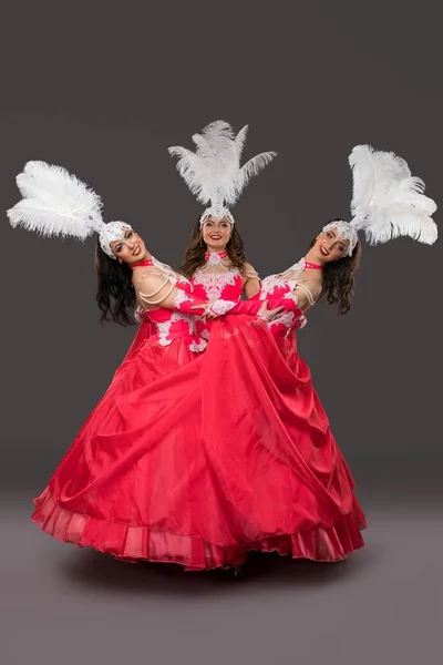 Девушки в карнавальных платьях и масках — стоковое фото