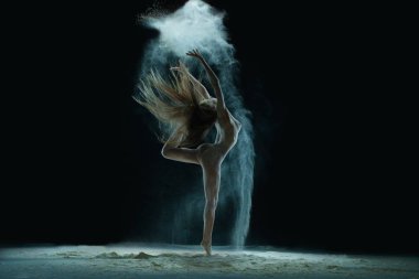 Kadın iç çamaşırı beyaz toz bulutu içinde ince kadın