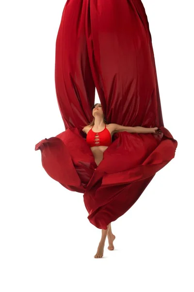 Signora a piedi nudi che balla con tessuto — Foto Stock
