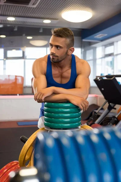 Joven deportista tiro masculino en un gimnasio — Foto de Stock