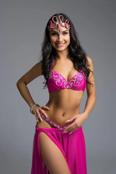 Hermosa morena en traje de danza oriental — Foto de Stock