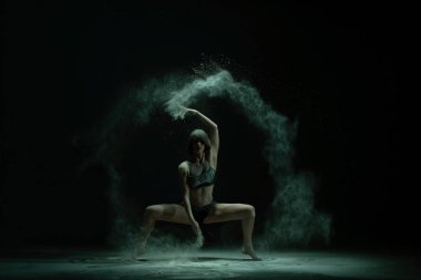 Beyaz toz bulutu atış dans zarif kız