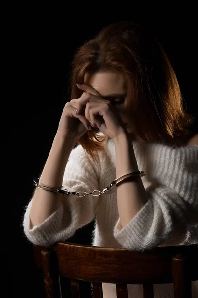 Νεαρή απαχθείσα καταθλιπτική γυναίκα δεμένη με χειροπέδες — Φωτογραφία Αρχείου
