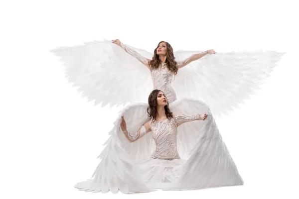 Dansers in mooie jurken en vleugels weergave — Stockfoto