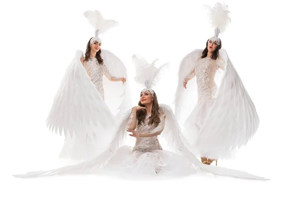 Beaux modèles en costumes d'oiseaux blancs — Photo