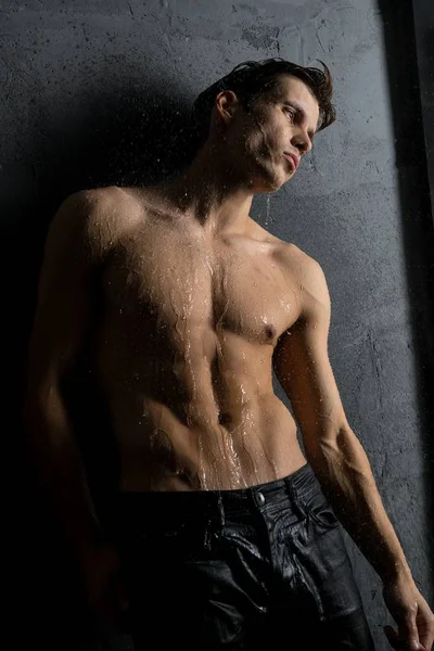 Мужчина без рубашки с видом на душ — стоковое фото
