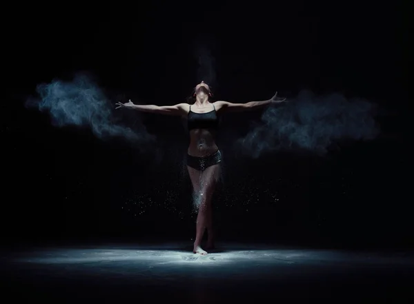 Mujer elegante bailando en blanco polvo nube disparo — Foto de Stock