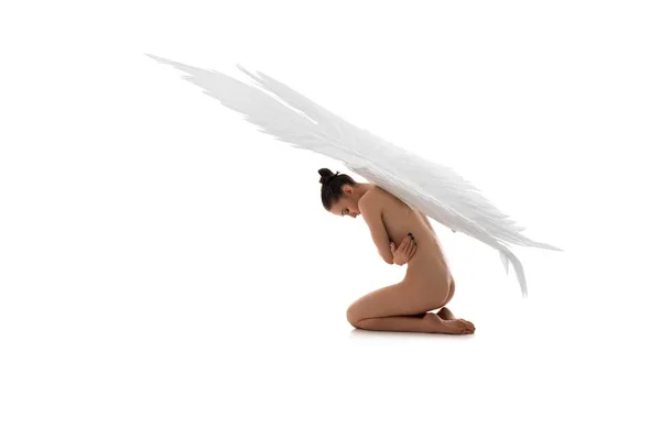 Anjo nu com asas brancas abraçando o corpo — Fotografia de Stock