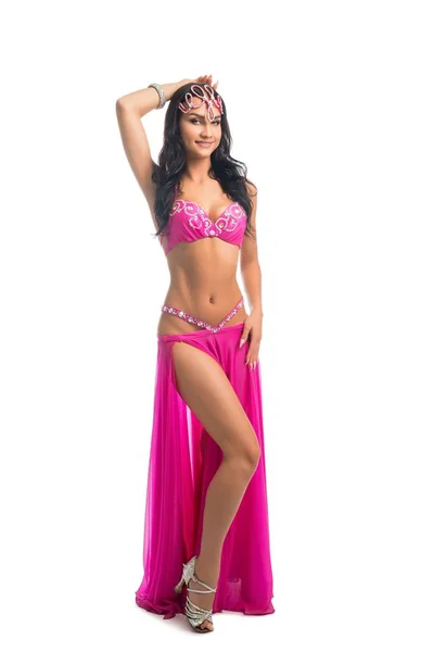 Hermosa morena en vestido de danza oriental — Foto de Stock