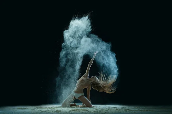赤裸裸的女性舞蹈和创造沙云 — 图库照片