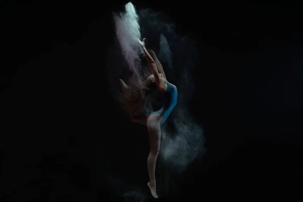 Витончений gtrl танцює в профілі хмари пилу — стокове фото