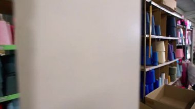 Raflarda iplik makaraları video