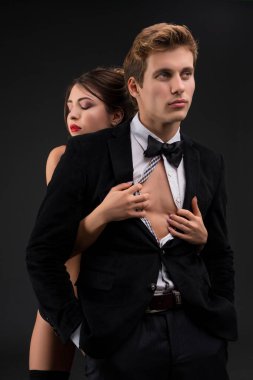 Seksi çift karanlık arka plan görünümü kucaklayan