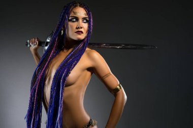 Amazon topless bir kılıç portre ile