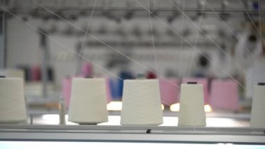 Odak görünümünü değiştiren beyaz iplik makaraları