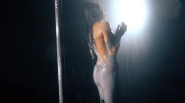 Yağmur içinde Gray Dirt dans çıplak esmer