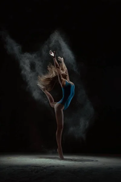 Vrouw gooien stof en dansen op tenen — Stockfoto