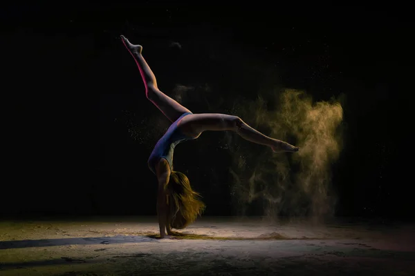 Ballerina che fa stand sotto la luce colorata — Foto Stock