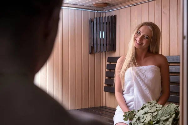 Pareja joven relajándose en sauna — Foto de Stock