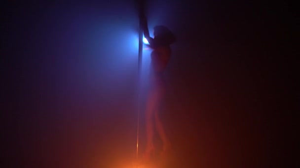 Dançarina de pilão no quarto escuro vídeo — Vídeo de Stock