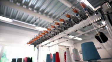 Tekstil fabrikasında iplik bobinleri