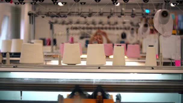 Proceso de trabajo sobre fabricación textil — Vídeo de stock