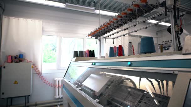 Máquina de trabajo en la industria textil — Vídeos de Stock