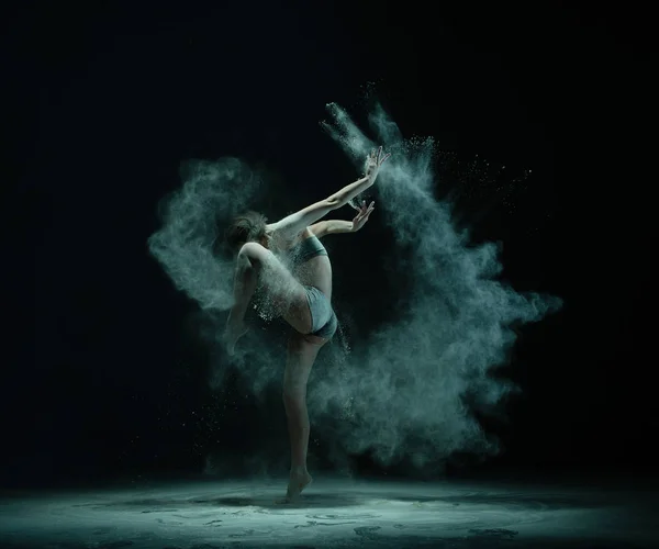 Bailarina anónima lanzando arena y levantando pierna — Foto de Stock